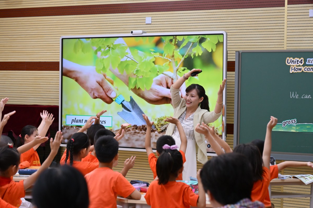 Giải pháp đào tạo ClassIn 9 Lớp học K-12 dùng màn hình tương tác ClassIn Board